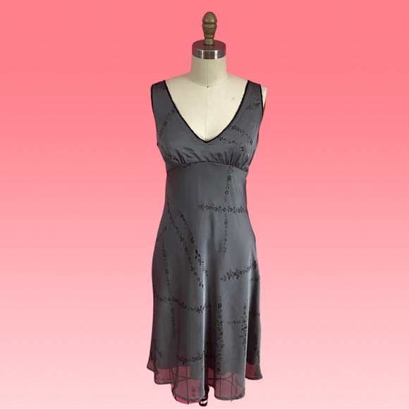 Guess Dresses & Skirts - Guess Gray V-Neck Midi Dress with Subtle Floral Pattern